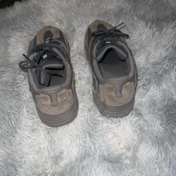 Yeezy 700 Mauve - Picture 5 of 5